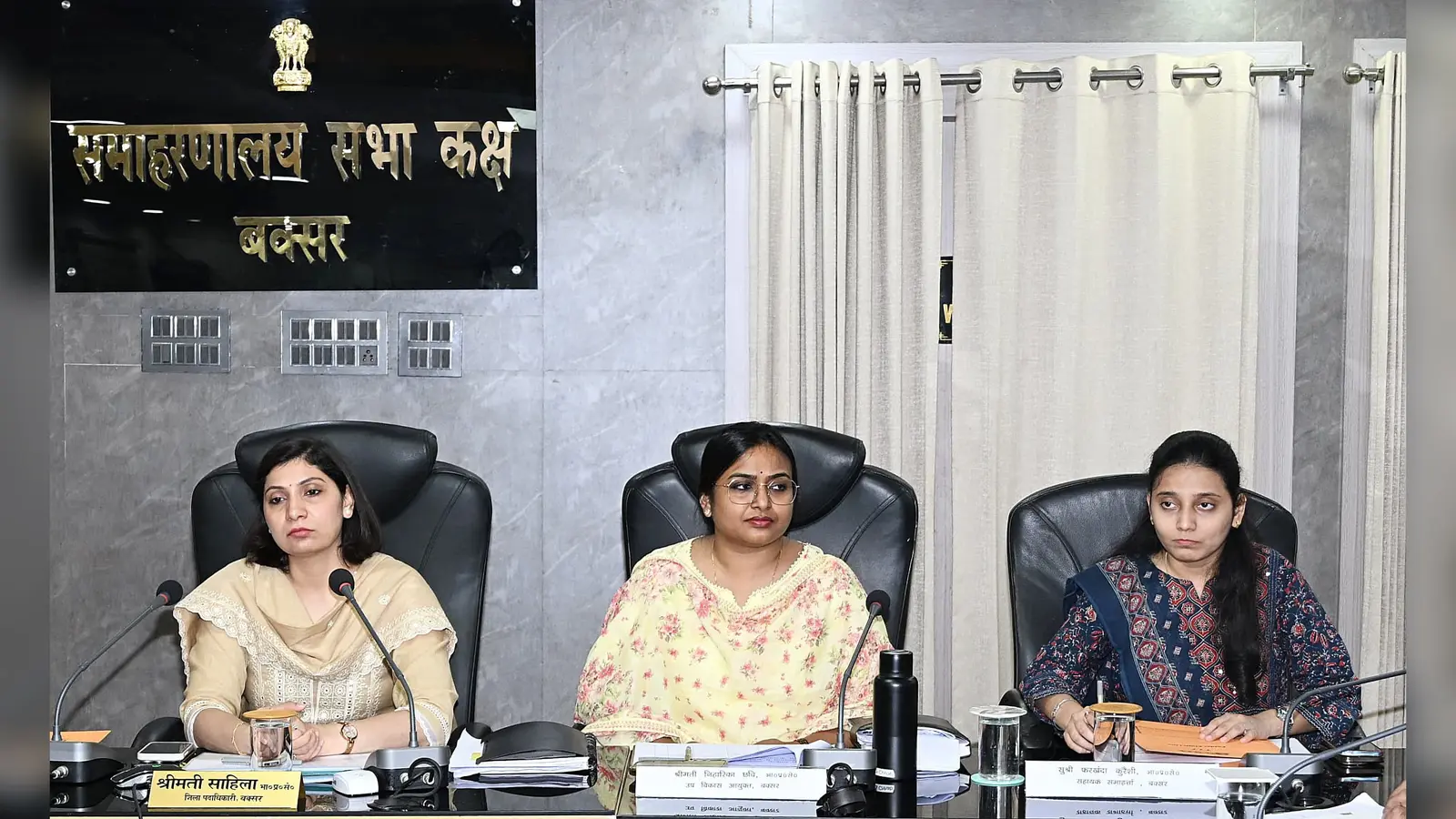 फोटो- संबंधित विभाग के अधिकारियों के साथ बैठक करती डीएम | Prabhat Khabar Network फोटो- संबंधित विभाग के अधिकारियों के साथ बैठक करती डीएम | Prabhat Khabar Network