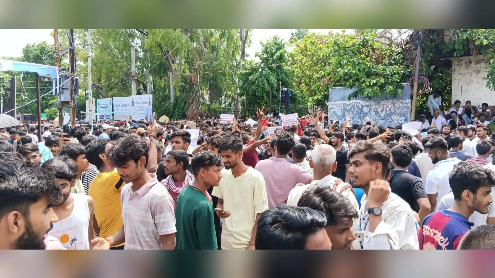 समाहरणालय गेट प्रदर्शन करते छात्र और सुरक्षा कार्य में लगे पुलिस बलकैंटीन चौक पर नारेबाजी करते छात्र | Prabhat Khabar Network समाहरणालय गेट प्रदर्शन करते छात्र और सुरक्षा कार्य में लगे पुलिस बलकैंटीन चौक पर नारेबाजी करते छात्र | Prabhat Khabar Network