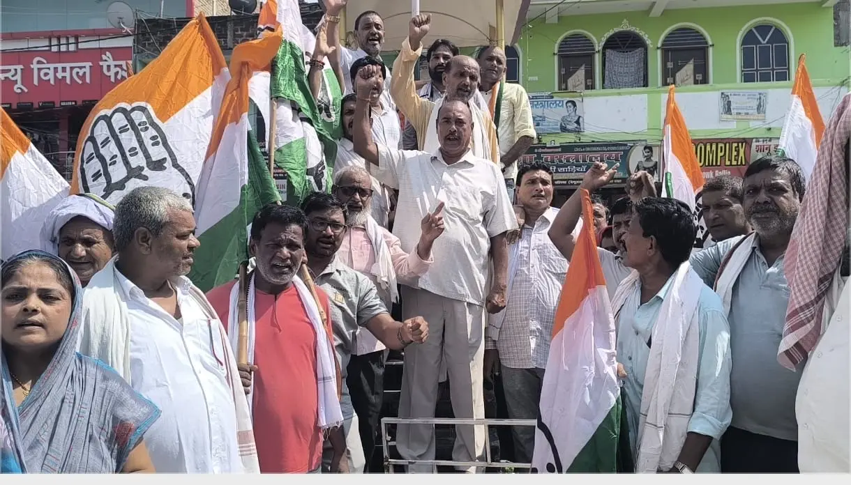 प्रदर्शन करते कांग्रेस कार्यकर्ता | Prabhat Khabar Network प्रदर्शन करते कांग्रेस कार्यकर्ता | Prabhat Khabar Network
