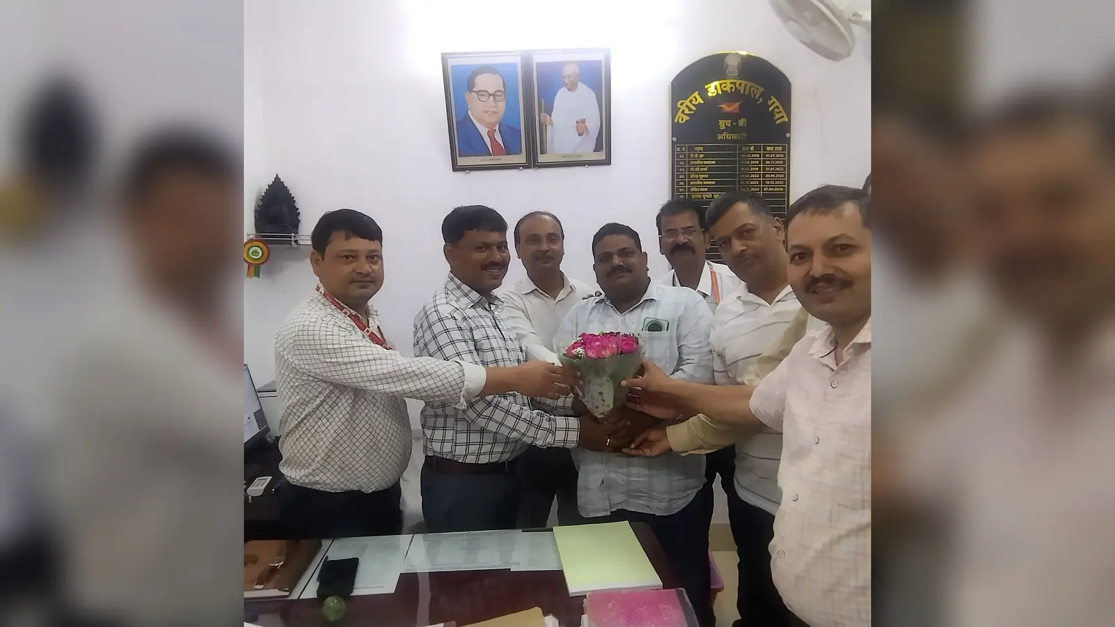 वरीय डाकपाल के स्वागत करते हुए डाक कर्मचारी | Prabhat Khabar Network वरीय डाकपाल के स्वागत करते हुए डाक कर्मचारी | Prabhat Khabar Network