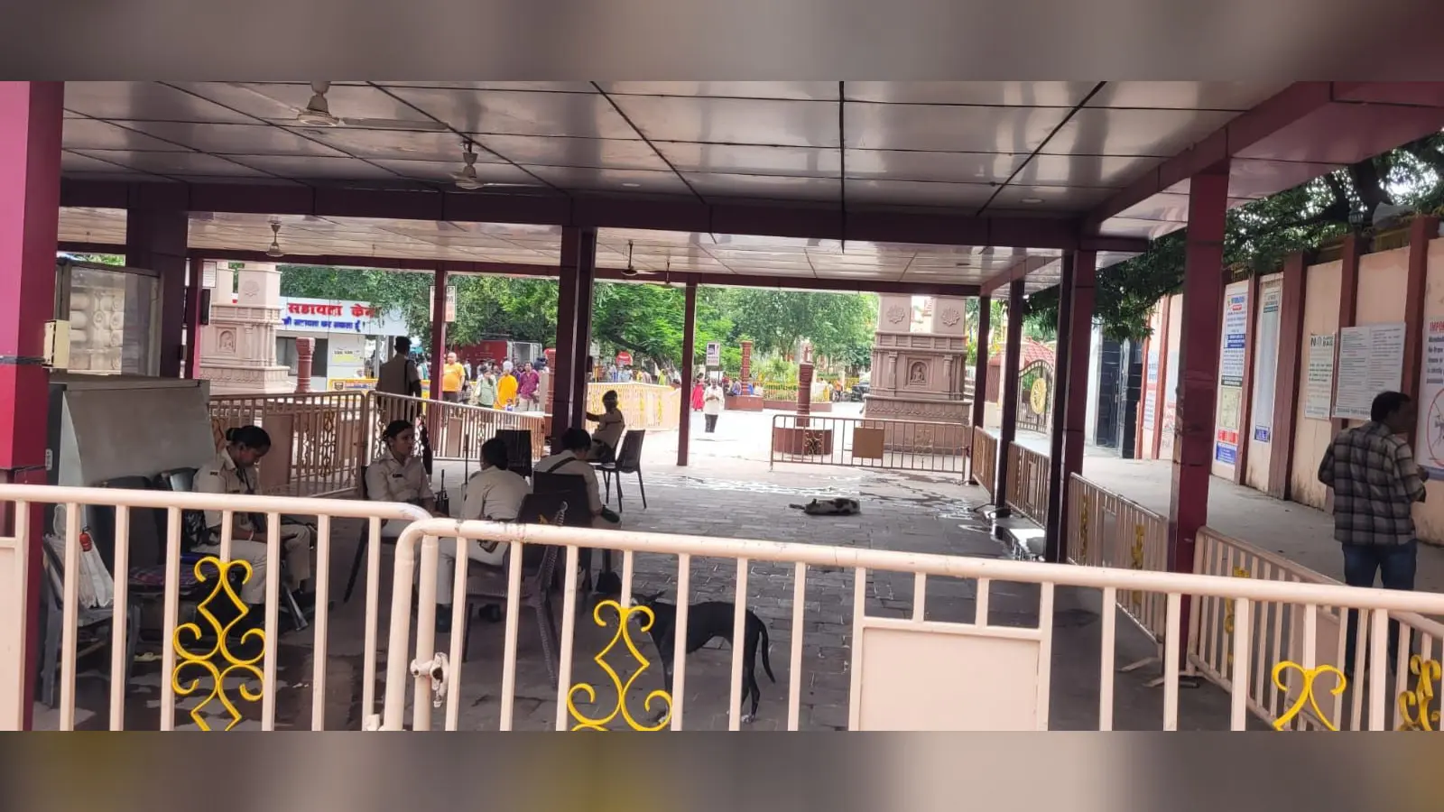 महाबोधि मंदिर के पहले इंट्री प्वाइंट पर तैनात सुरक्षाकर्मी | Prabhat Khabar Network महाबोधि मंदिर के पहले इंट्री प्वाइंट पर तैनात सुरक्षाकर्मी | Prabhat Khabar Network
