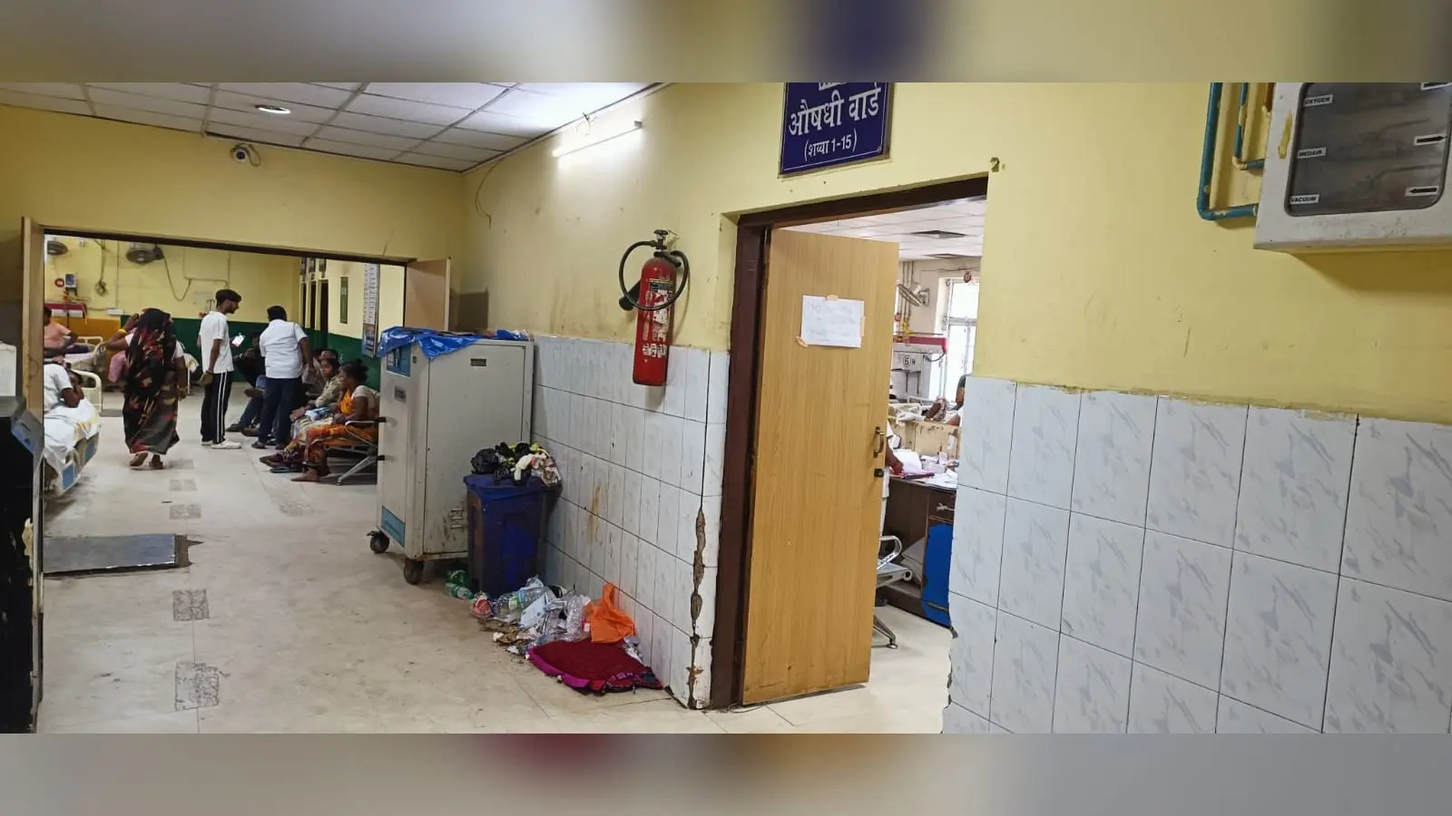 इमरजेंसी में एक ही डस्टबिन में जमा किया जा रहा कचरा | Prabhat Khabar Network इमरजेंसी में एक ही डस्टबिन में जमा किया जा रहा कचरा | Prabhat Khabar Network