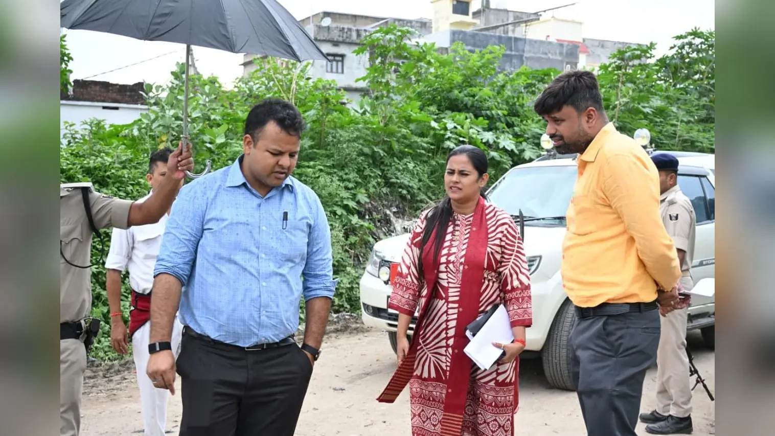 फोटो नं 10- बंजारी में वेडिंग जोन की जमीन का मुआयना करते डीएम व अन्य | Prabhat Khabar Network फोटो नं 10- बंजारी में वेडिंग जोन की जमीन का मुआयना करते डीएम व अन्य | Prabhat Khabar Network
