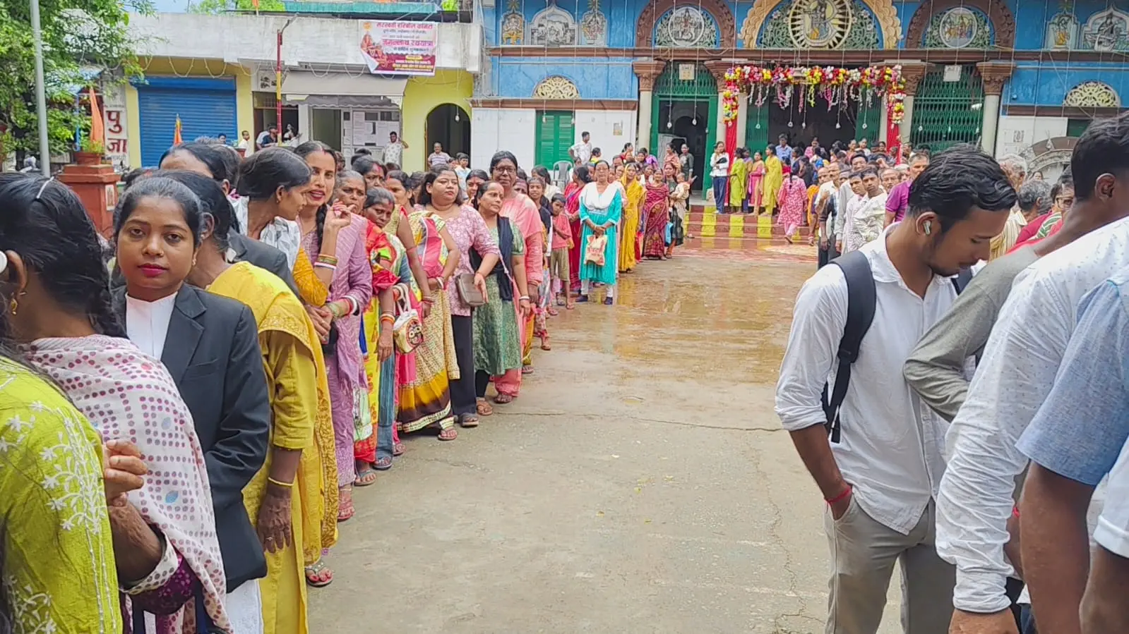 तसवीर 23सीबीएस 54: प्रसाद के लिए श्रद्धालुओं की लंबी कतार | Prabhat Khabar Network तसवीर 23सीबीएस 54: प्रसाद के लिए श्रद्धालुओं की लंबी कतार | Prabhat Khabar Network