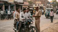 सुरसंड में सघन वाहन जांच, ट्रिपल लोडिंग और बिना हेलमेट पर पुलिस ने काटे चालान