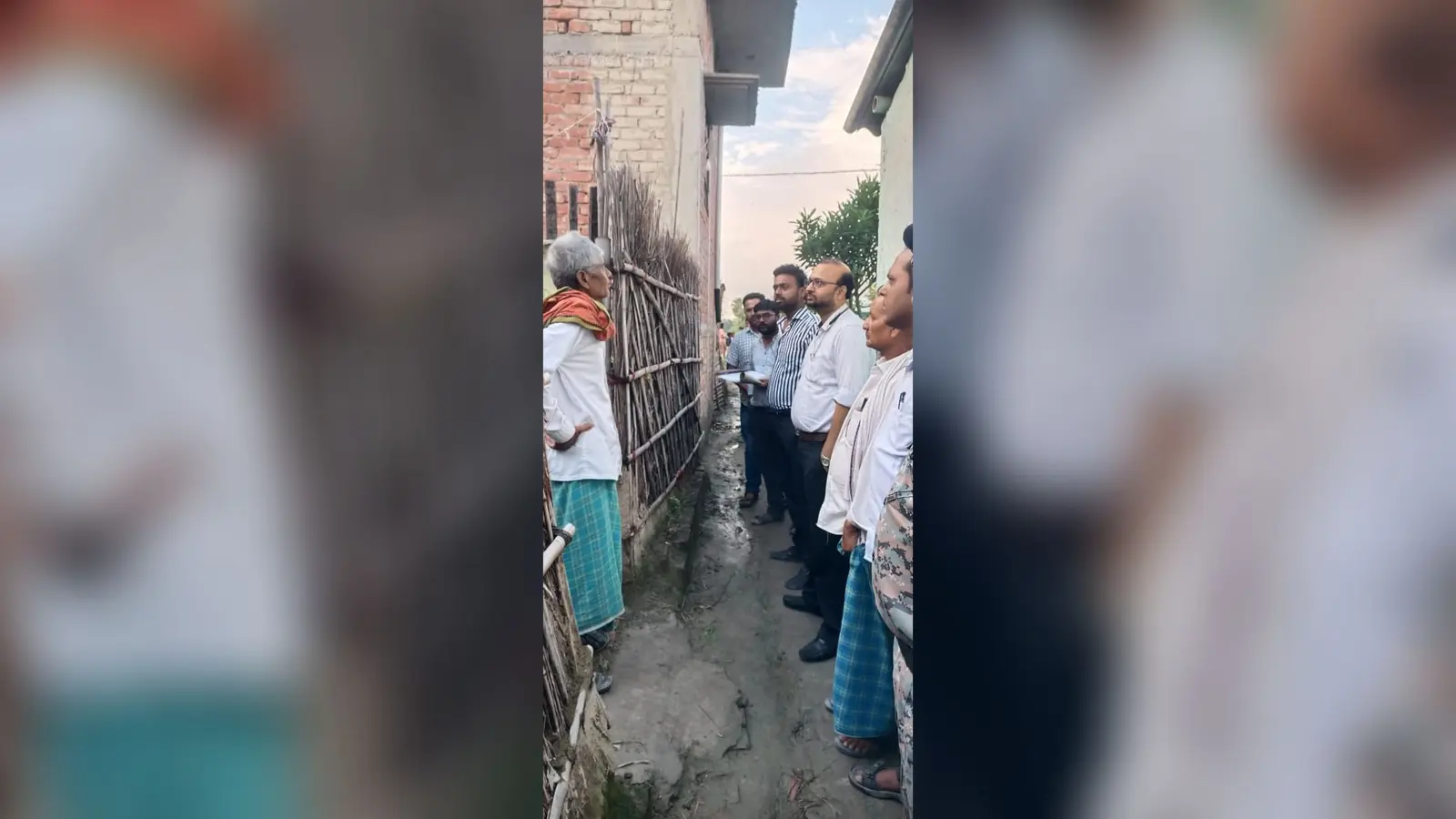भूमिहिनो का भौतिक सत्यापन करते एसडीओ एवं डीएसएलआर | Prabhat Khabar Network भूमिहिनो का भौतिक सत्यापन करते एसडीओ एवं डीएसएलआर | Prabhat Khabar Network