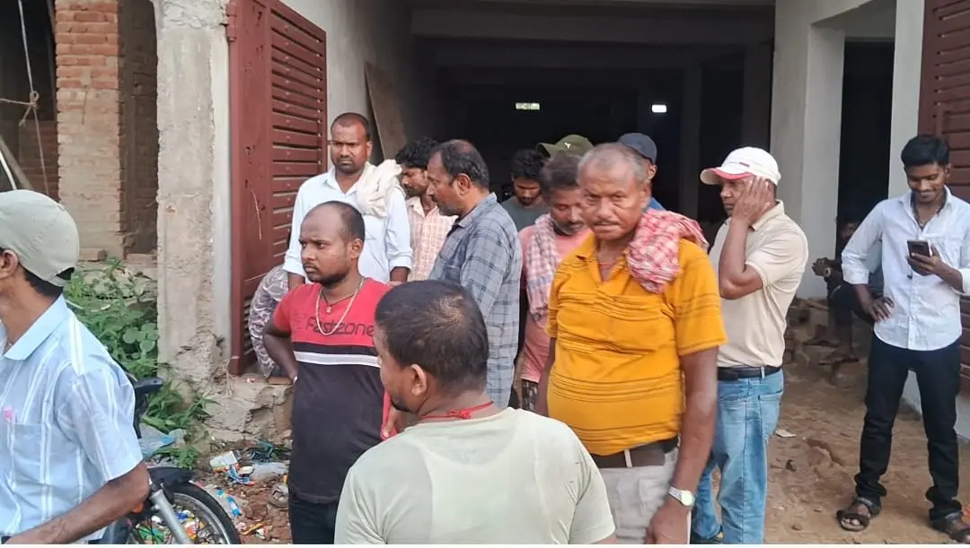 अस्पताल परिसर में परिजनों की जुटी भीड | Prabhat Khabar Network अस्पताल परिसर में परिजनों की जुटी भीड | Prabhat Khabar Network