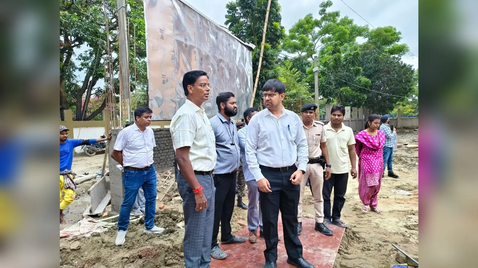 जिला अतिथि गृह परिसर स्थित निर्माणाधीन भवन का स्थलीय निरीक्षण करते डीएम एवं अन्य | Prabhat Khabar Network जिला अतिथि गृह परिसर स्थित निर्माणाधीन भवन का स्थलीय निरीक्षण करते डीएम एवं अन्य | Prabhat Khabar Network