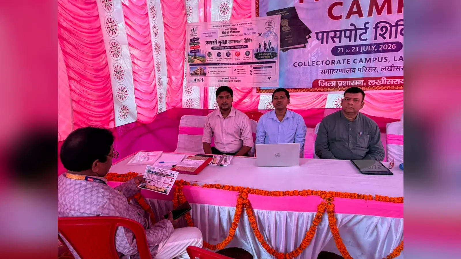 फोटो -शिविर में जानकारी देते पदाधिकारी | Prabhat Khabar Network फोटो -शिविर में जानकारी देते पदाधिकारी | Prabhat Khabar Network