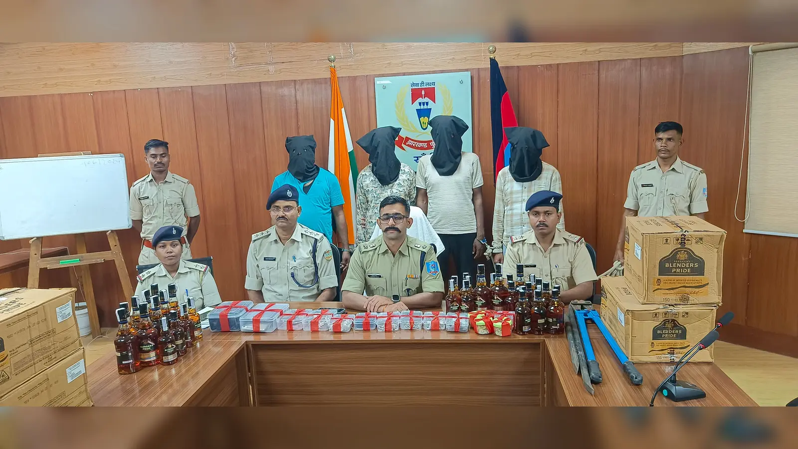 प्रेस कॉन्फ्रेंस में एसपी और गिरफ्तार आरोपी | Prabhat Khabar Network प्रेस कॉन्फ्रेंस में एसपी और गिरफ्तार आरोपी | Prabhat Khabar Network