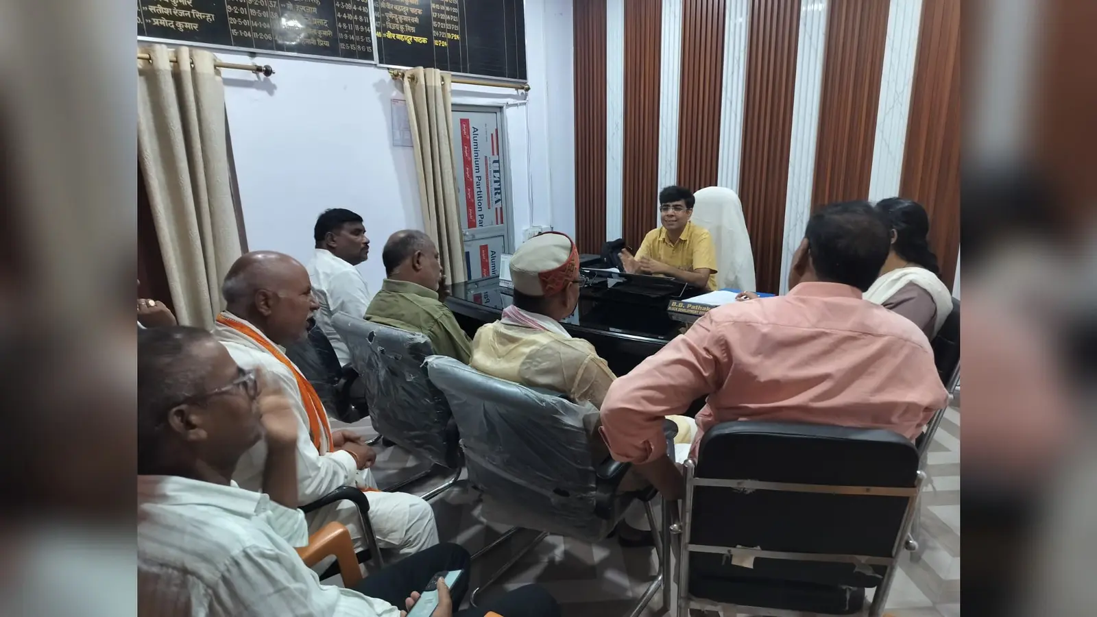 मुखियागण के साथ बैठक करते बीडीओ | Prabhat Khabar Network मुखियागण के साथ बैठक करते बीडीओ | Prabhat Khabar Network
