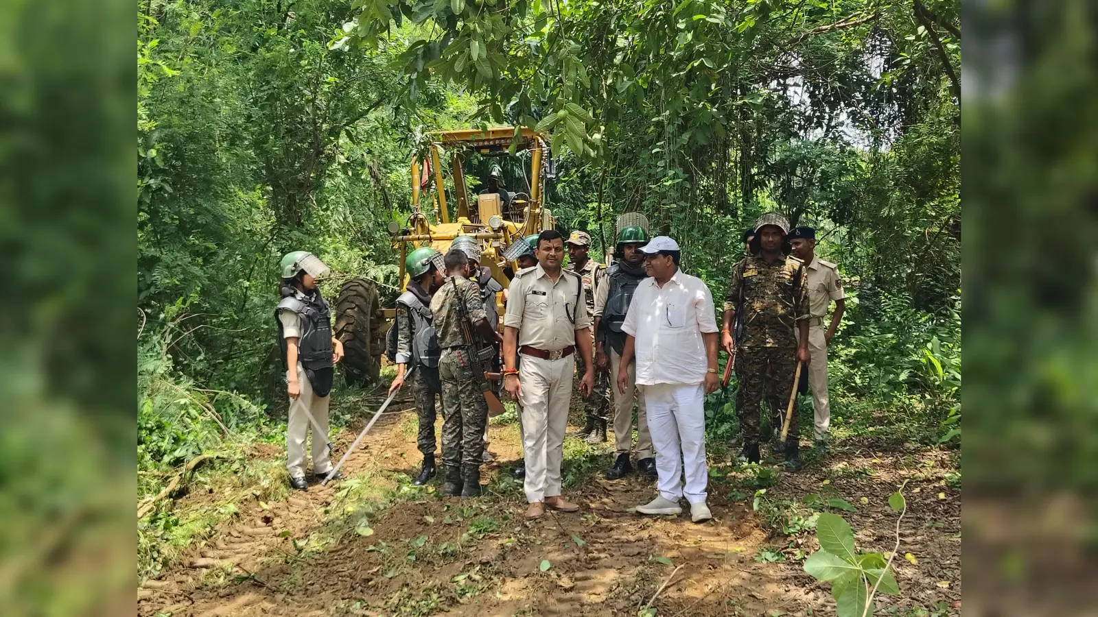 परियोजना के अंतर्गत सफाई करवाते | Prabhat Khabar Network परियोजना के अंतर्गत सफाई करवाते | Prabhat Khabar Network