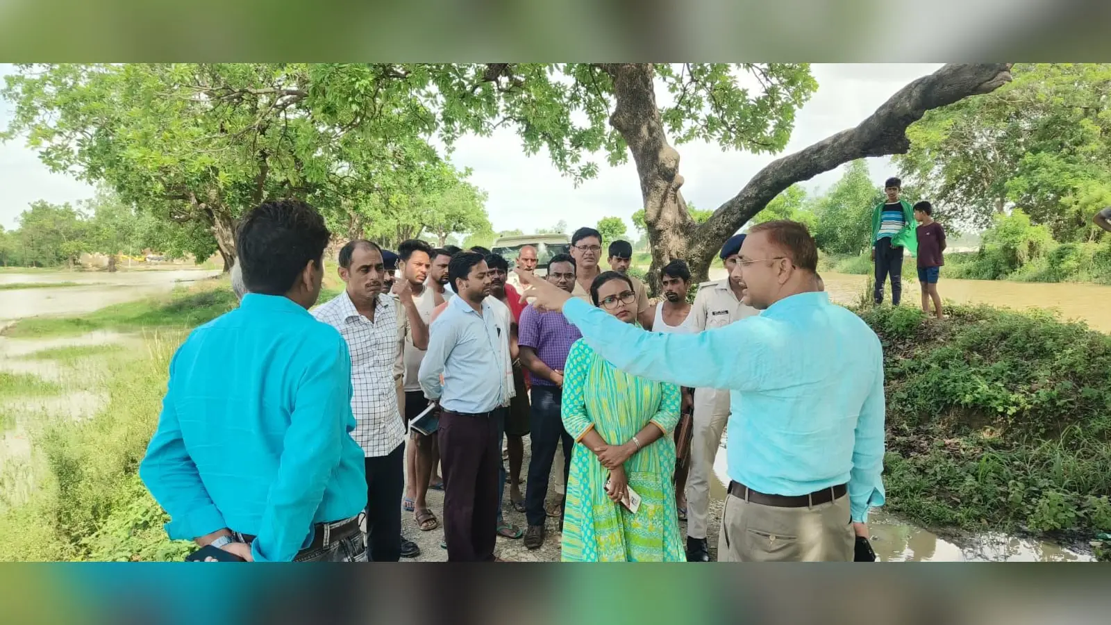 खेतों में जलभराव का निरीक्षण करते पीरो एसडीओ | Prabhat Khabar Network खेतों में जलभराव का निरीक्षण करते पीरो एसडीओ | Prabhat Khabar Network