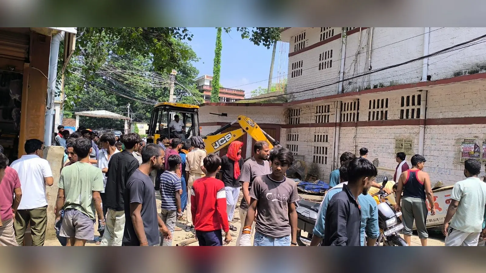 अतिक्रमण हटाते पुलिस प्रशासन | Prabhat Khabar Network अतिक्रमण हटाते पुलिस प्रशासन | Prabhat Khabar Network