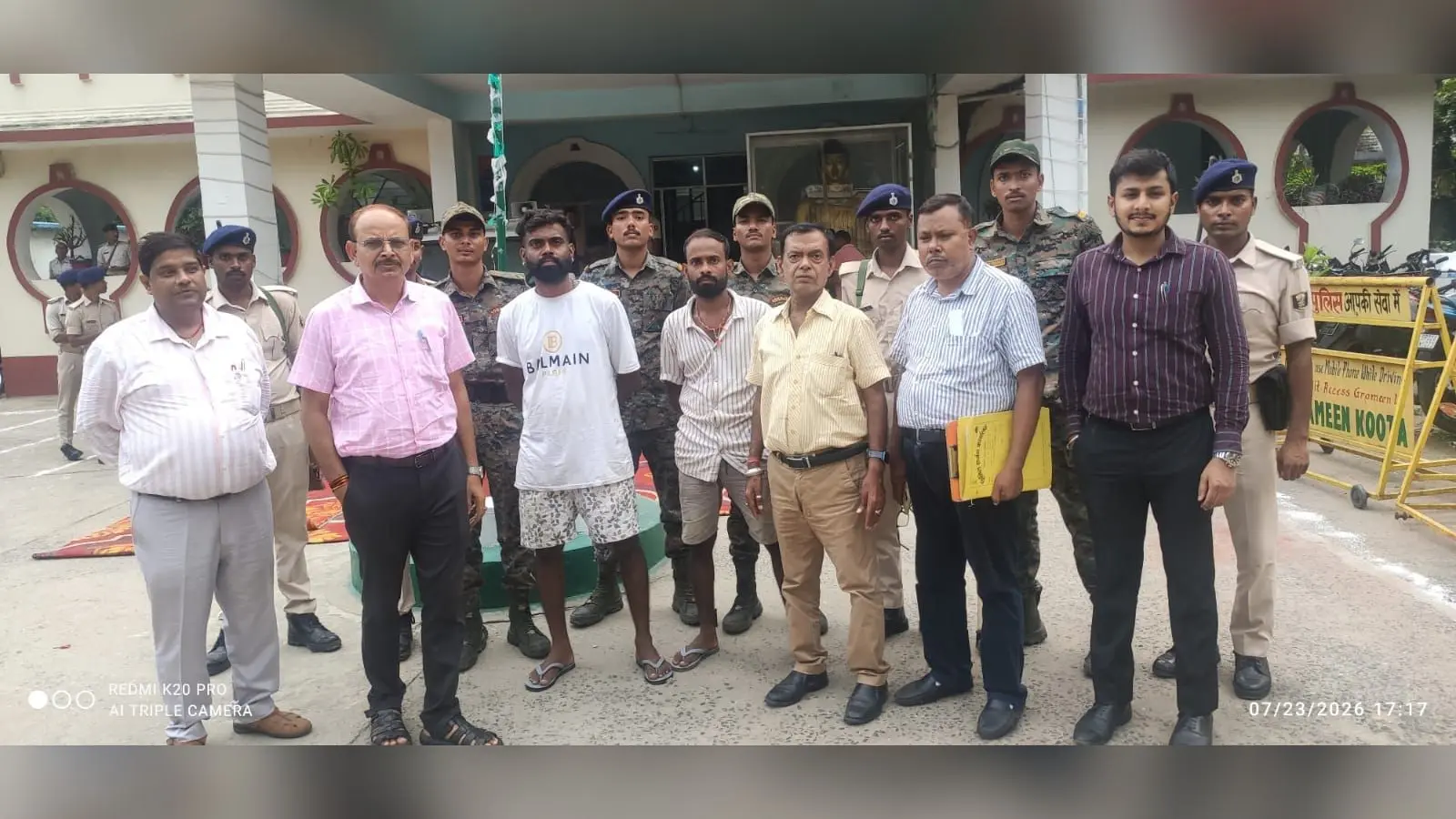 छापेमारी के बाद गिरफ्तार संचालक व अन्य के साथ औषधि विभाग के अधिकारी | Prabhat Khabar Network छापेमारी के बाद गिरफ्तार संचालक व अन्य के साथ औषधि विभाग के अधिकारी | Prabhat Khabar Network