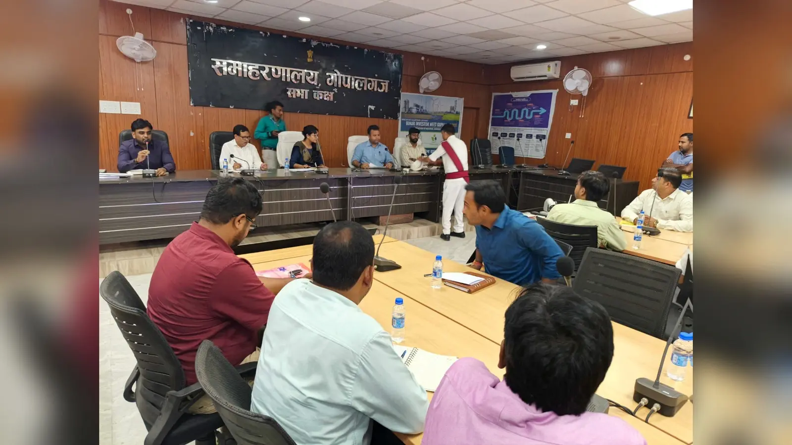 फोटो:- बैठक में शामिल डीएम व अन्य अधिकारी - कर्मी | Prabhat Khabar Network फोटो:- बैठक में शामिल डीएम व अन्य अधिकारी - कर्मी | Prabhat Khabar Network