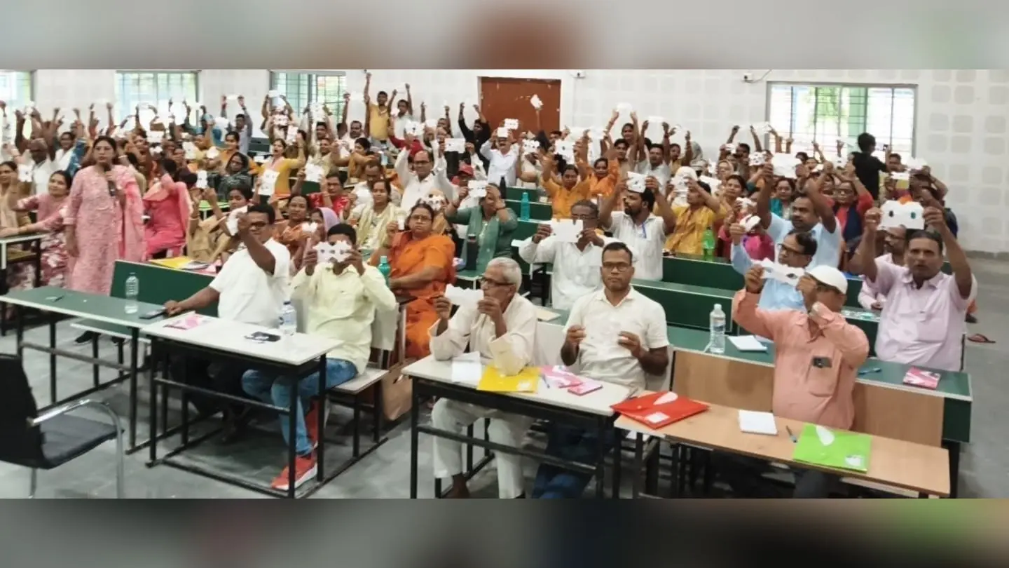 प्रशिक्षण के दौरान टीएलएम दिखाते शिक्षक | Prabhat Khabar Network प्रशिक्षण के दौरान टीएलएम दिखाते शिक्षक | Prabhat Khabar Network
