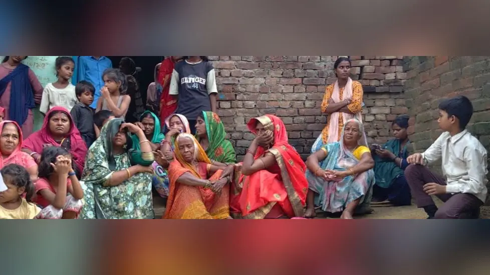आयूष के दरवाजे पर जुटीं लोगों कि भीड़ | Prabhat Khabar Network आयूष के दरवाजे पर जुटीं लोगों कि भीड़ | Prabhat Khabar Network