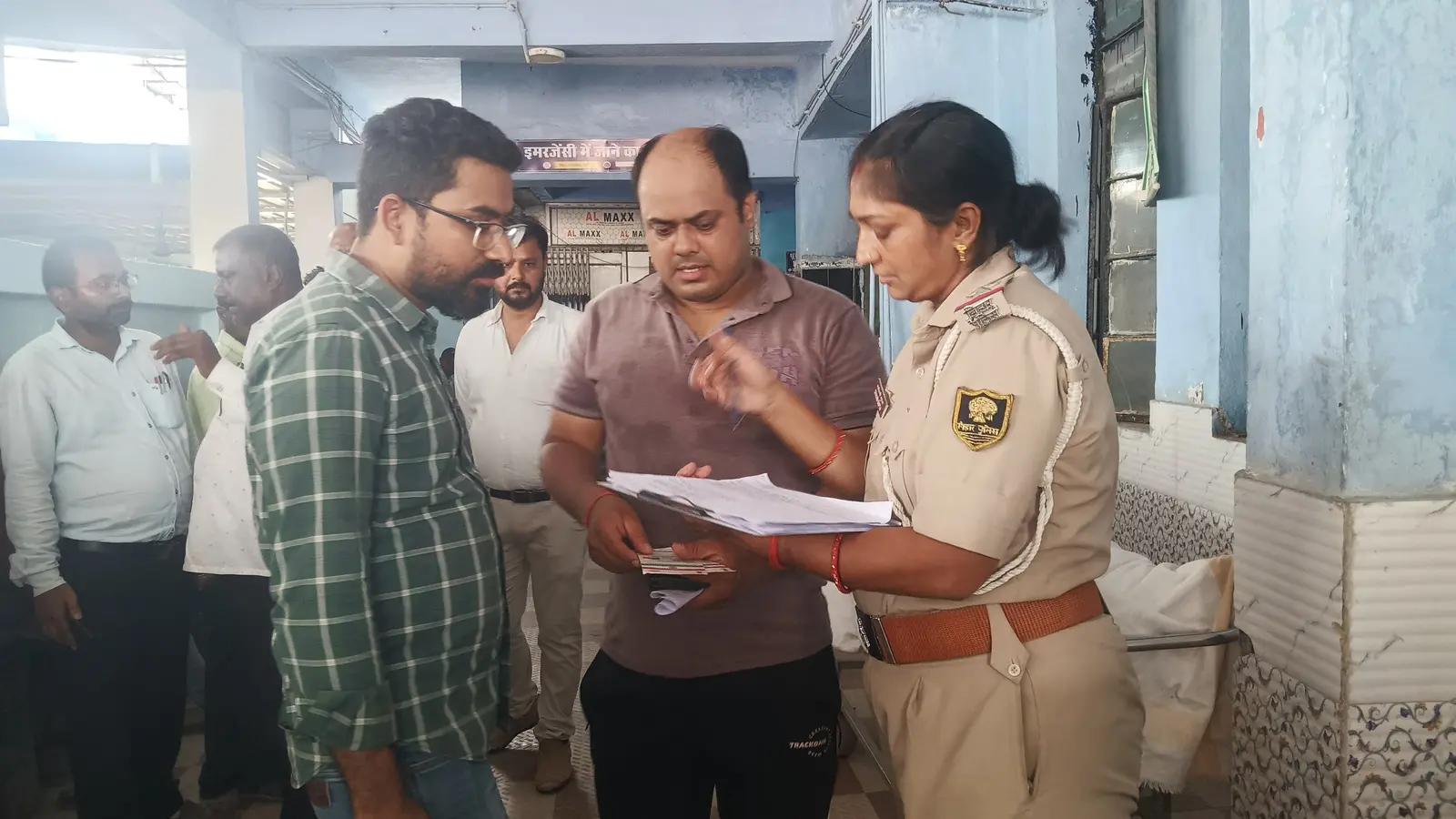 GRP पुलिस परिजन से जानकारी लेते हुए | Prabhat Khabar Network GRP पुलिस परिजन से जानकारी लेते हुए | Prabhat Khabar Network
