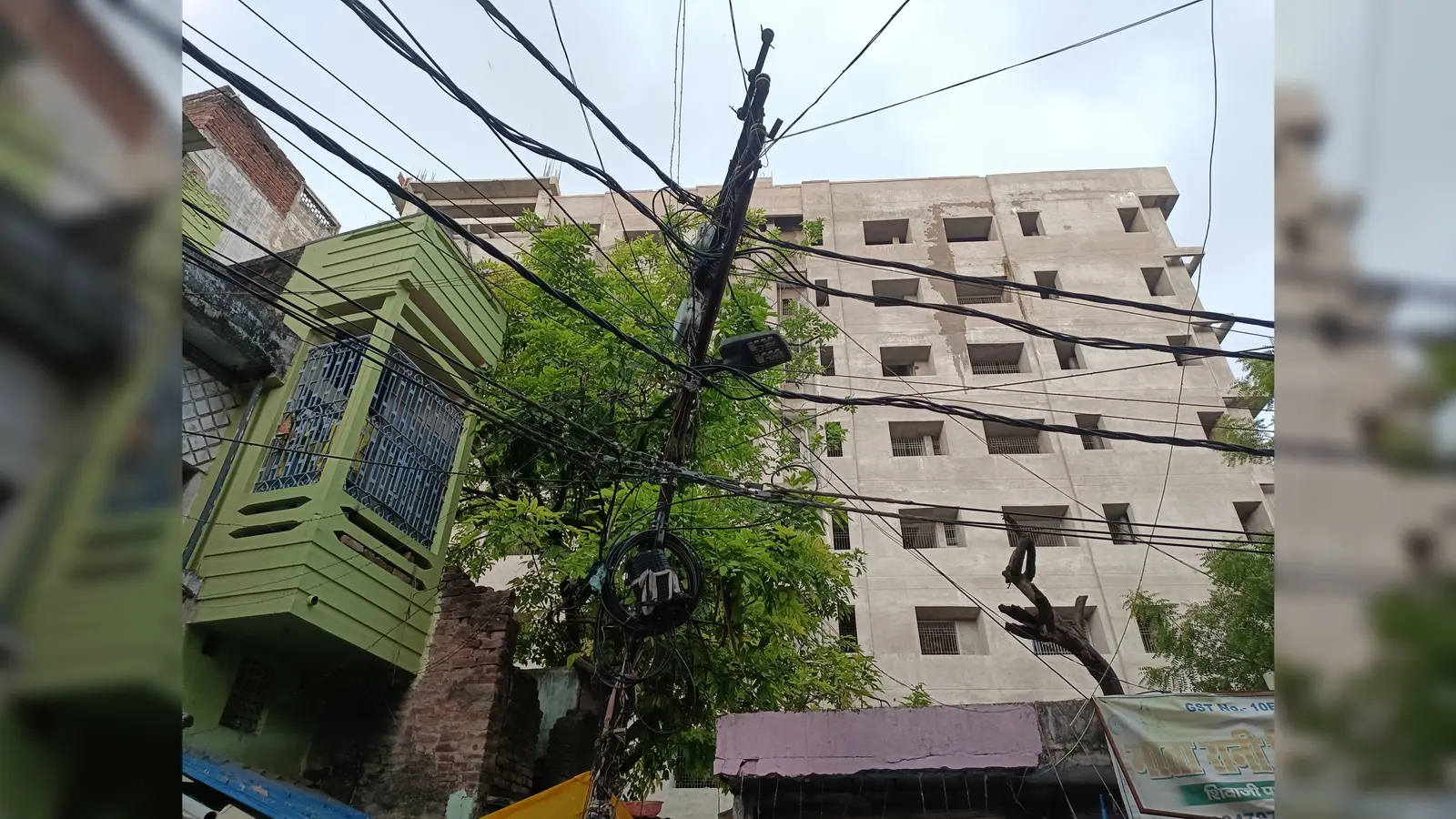 शिवाजी पथ में पोल पर खराब लाइट एनएच 22 पर काली मंदिर के निकट ट्रांसफार्मर की खराब लाइट | Prabhat Khabar Network शिवाजी पथ में पोल पर खराब लाइट एनएच 22 पर काली मंदिर के निकट ट्रांसफार्मर की खराब लाइट | Prabhat Khabar Network