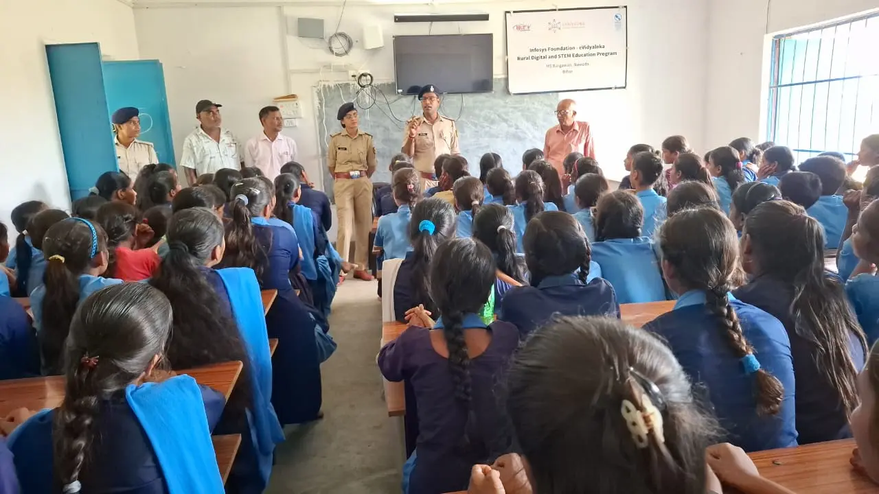 कैप्शन :-सिरदला पुलिस छात्रों को जागरूक करते हुये | Prabhat Khabar Network कैप्शन :-सिरदला पुलिस छात्रों को जागरूक करते हुये | Prabhat Khabar Network