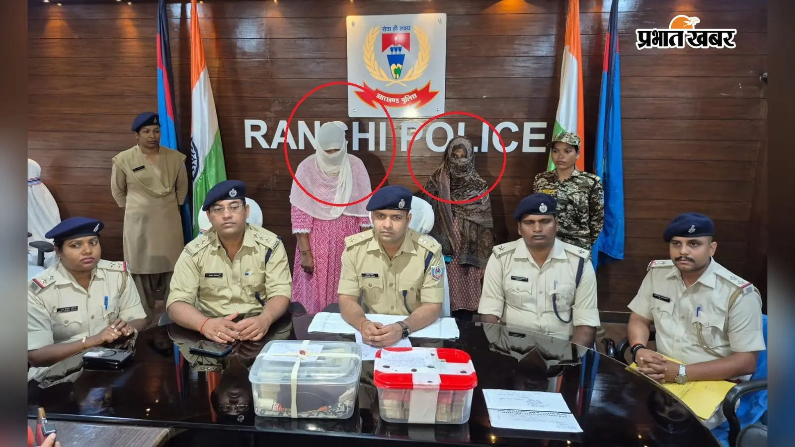 पुलिस के पीछे लाल घेरों में खड़ी दिल्ली के बवाना और बिहार के सीतामढ़ी की दोनों चोरनियां. फोटो: प्रभात खबर पुलिस के पीछे लाल घेरों में खड़ी दिल्ली के बवाना और बिहार के सीतामढ़ी की दोनों चोरनियां. फोटो: प्रभात खबर