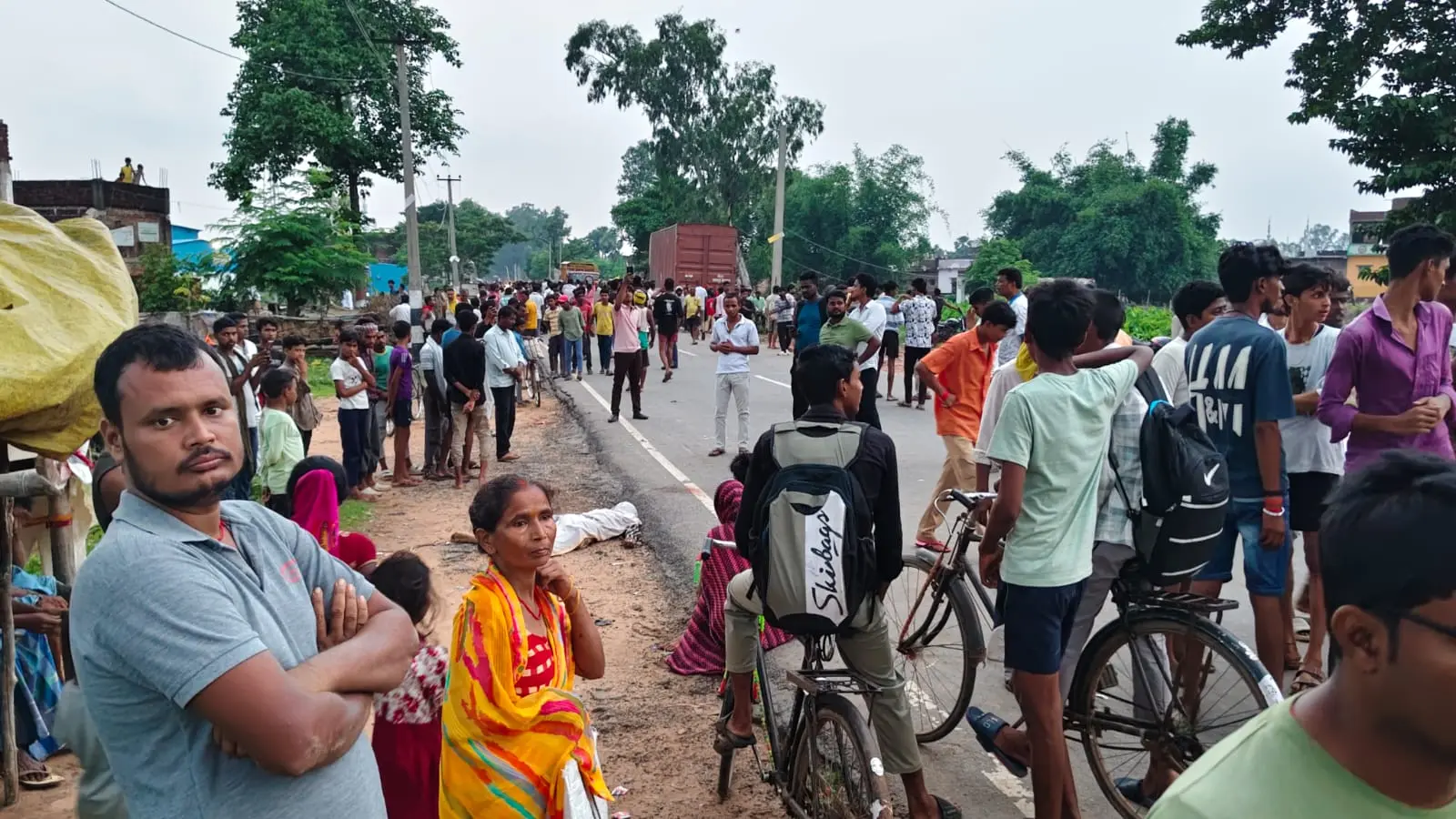 मोहनी में दुर्घटना के बाद सड़क जाम की तस्वीर | Prabhat Khabar Network मोहनी में दुर्घटना के बाद सड़क जाम की तस्वीर | Prabhat Khabar Network