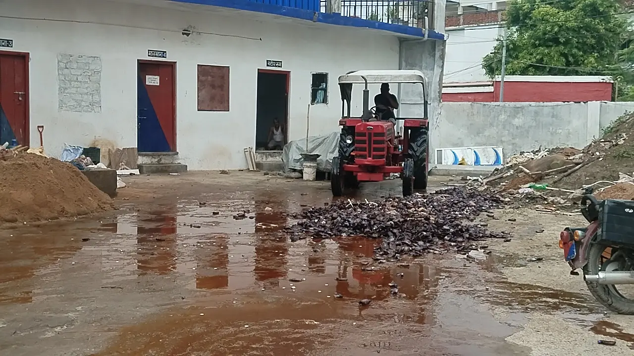 फ़ोटो. उत्पाद सदर थाना में विनष्ट करते | Prabhat Khabar Network फ़ोटो. उत्पाद सदर थाना में विनष्ट करते | Prabhat Khabar Network