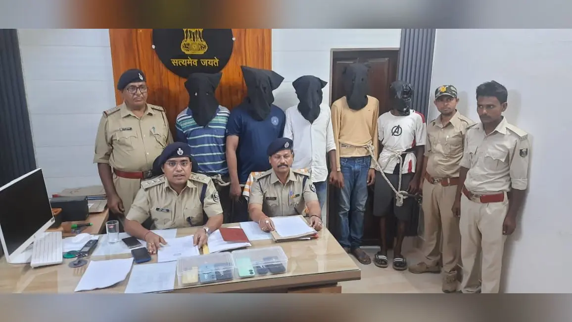 फोटो :-बेनीपट्टी स्थित अपने कार्यालय प्रकोष्ठ में प्रेसवार्ता कर जानकारी देते एसडीपीओ व अन्य | Prabhat Khabar Network फोटो :-बेनीपट्टी स्थित अपने कार्यालय प्रकोष्ठ में प्रेसवार्ता कर जानकारी देते एसडीपीओ व अन्य | Prabhat Khabar Network