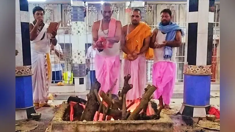 फोटो - पूजा समापन के बाद हवन करते पुरोहित गण | Prabhat Khabar Network फोटो - पूजा समापन के बाद हवन करते पुरोहित गण | Prabhat Khabar Network