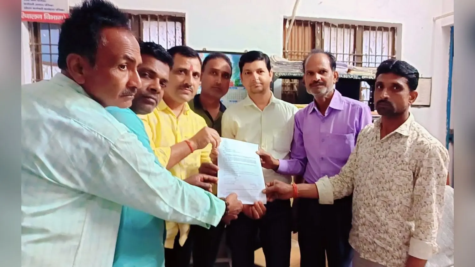 फोटो. 23 पूर्णिया 11- मांगपत्र सौंपते सामाजिक कार्यकर्ता | Prabhat Khabar Network फोटो. 23 पूर्णिया 11- मांगपत्र सौंपते सामाजिक कार्यकर्ता | Prabhat Khabar Network