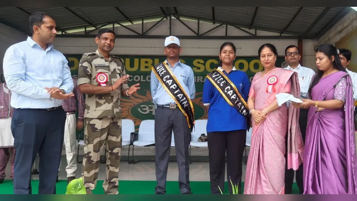 नई छात्र परिषद पदधारियों को बैज पहनाते अतिथि. | Prabhat Khabar Network नई छात्र परिषद पदधारियों को बैज पहनाते अतिथि. | Prabhat Khabar Network