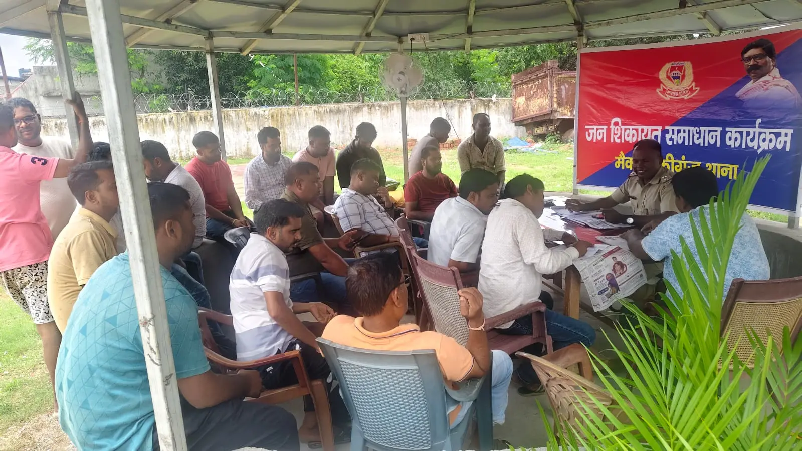 फ़ोटो 1 - कार्यक्रम में शामिल ग्रामीण व थाना प्रभारी. | Prabhat Khabar Network फ़ोटो 1 - कार्यक्रम में शामिल ग्रामीण व थाना प्रभारी. | Prabhat Khabar Network