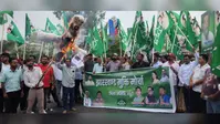 NEET पेपर लीक और लाठीचार्ज के विरोध में झामुमो ने फूंका केंद्रीय शिक्षा मंत्री का पुतला