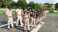 समस्तीपुर: दंगा नियंत्रण को लेकर क्यूआरटी जवानों को टीयर गैस फायर का विशेष प्रशिक्षण