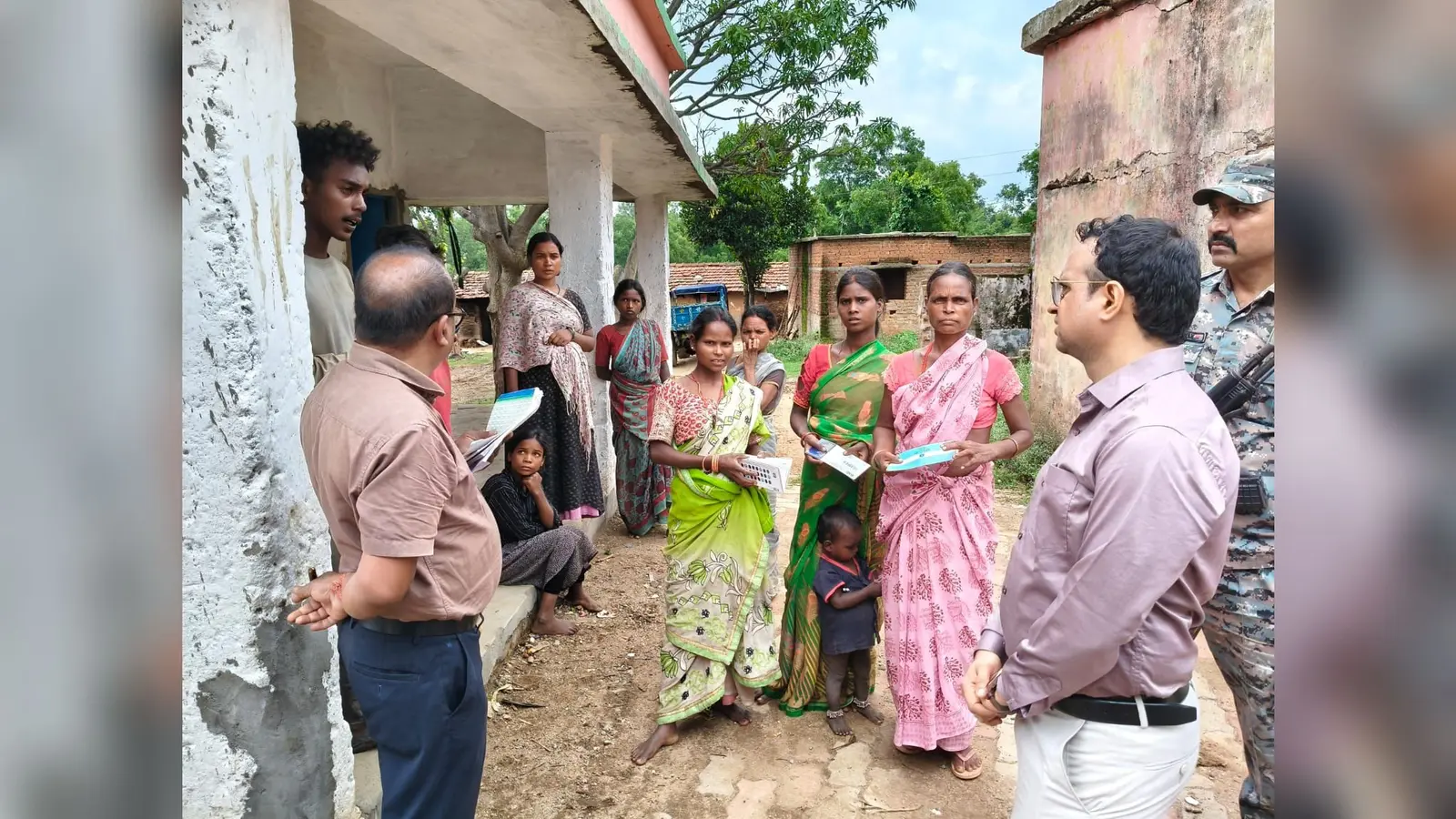 बिरहोर टंडा में डीसी महिलाओं से बात करते | Prabhat Khabar Network बिरहोर टंडा में डीसी महिलाओं से बात करते | Prabhat Khabar Network