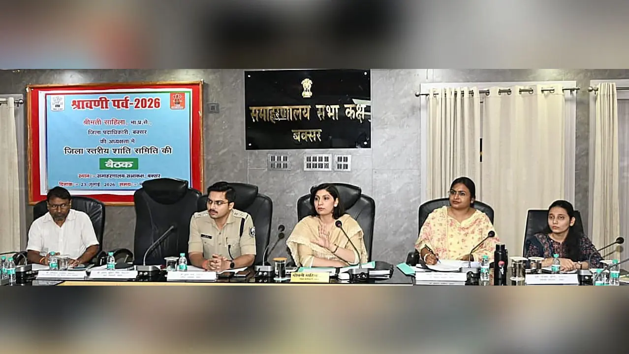 बैठक करते डीएम, एसपी व डीडीसी | Prabhat Khabar Network बैठक करते डीएम, एसपी व डीडीसी | Prabhat Khabar Network