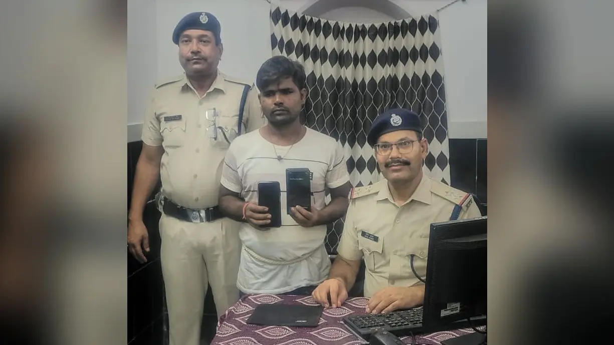 गिरफ्तार आरोपी के साथ रेल पुलिस | Prabhat Khabar Network गिरफ्तार आरोपी के साथ रेल पुलिस | Prabhat Khabar Network