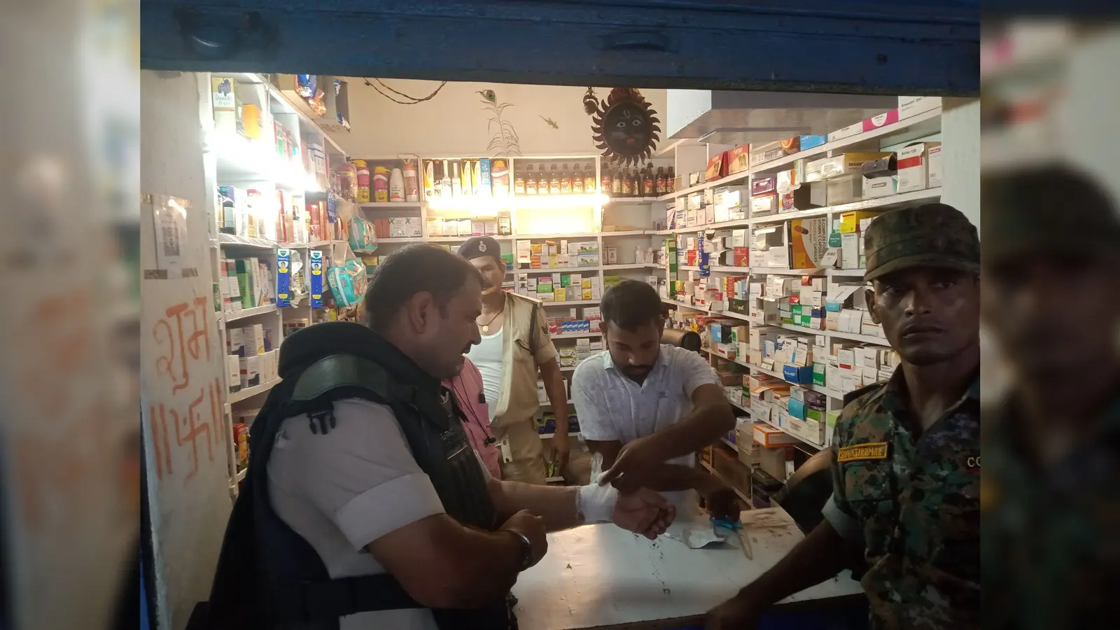 मेडिकल दुकान पर इलाज करते जख्मी पुलिसकर्मी | Prabhat Khabar Network मेडिकल दुकान पर इलाज करते जख्मी पुलिसकर्मी | Prabhat Khabar Network