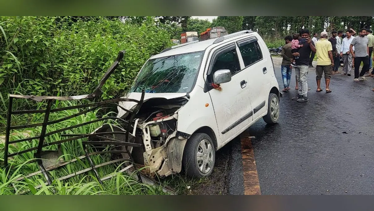 फोटो फाइल : 23गोला,03- क्षतिग्रस्त कार | Prabhat Khabar Network फोटो फाइल : 23गोला,03- क्षतिग्रस्त कार | Prabhat Khabar Network