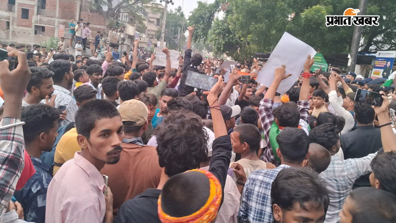 खगौल में छात्रों का आक्रोश मार्च, शिक्षा मंत्री से... खगौल में छात्रों का आक्रोश मार्च, शिक्षा मंत्री से...