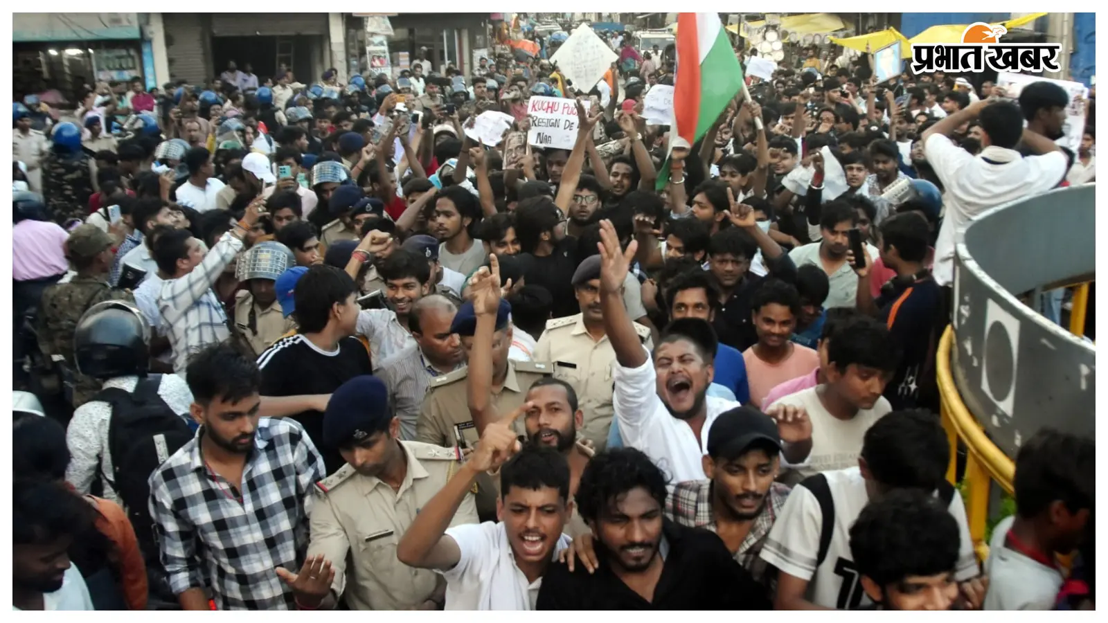 मुजफ्फरपुर में नीट मुद्दे पर प्रदर्शन के दौरान मार्च निकालते छात्र. मुजफ्फरपुर में नीट मुद्दे पर प्रदर्शन के दौरान मार्च निकालते छात्र.
