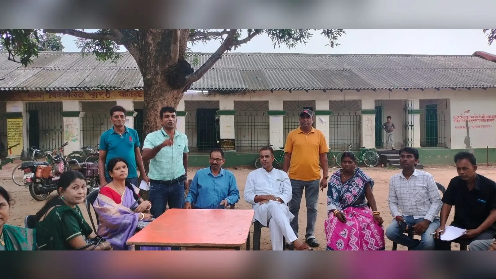 सारठ में बीएलओ के साथ बैठक कर जानकारी देते पर्यवेक्षक मो अजहर हक | Prabhat Khabar Network सारठ में बीएलओ के साथ बैठक कर जानकारी देते पर्यवेक्षक मो अजहर हक | Prabhat Khabar Network