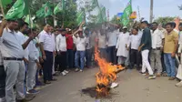 नीट पेपर लीक मामले में झामुमो का प्रदर्शन, केंद्रीय मंत्रियों का पुतला फूंका
