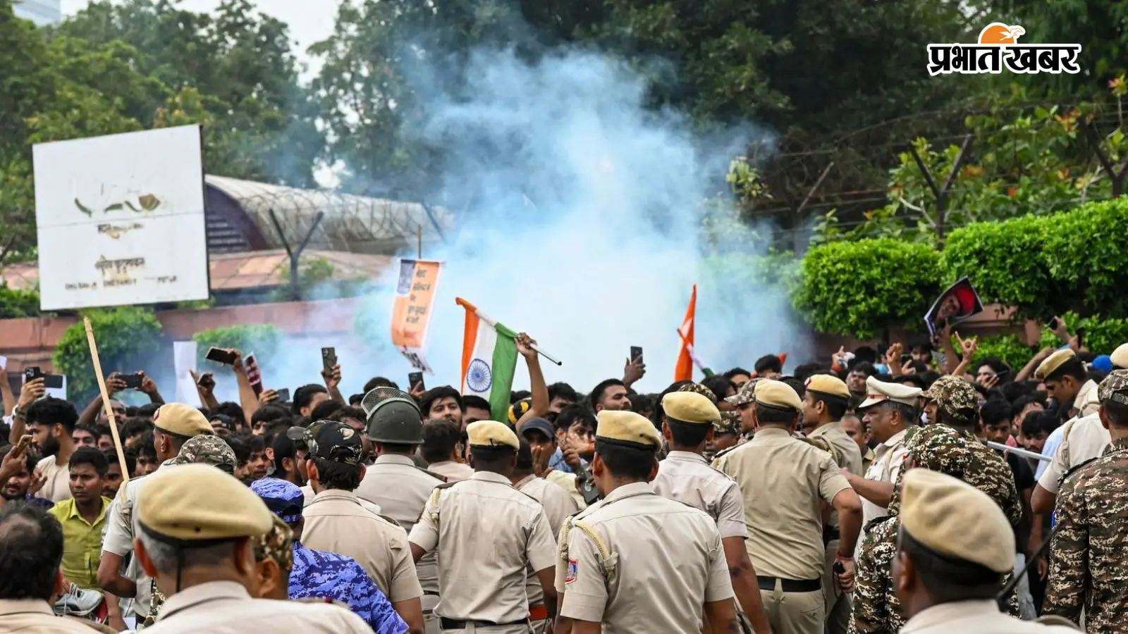 प्रदर्शन करते छात्र और उन्हें रोकती दिल्ली पुलिस, फोटो पीटीआई प्रदर्शन करते छात्र और उन्हें रोकती दिल्ली पुलिस, फोटो पीटीआई