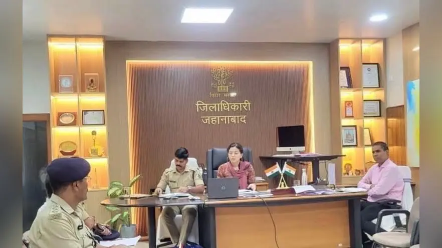 जिले में सामान्य स्थिति की जानकारी देते हैं डीएम | Prabhat Khabar Network जिले में सामान्य स्थिति की जानकारी देते हैं डीएम | Prabhat Khabar Network