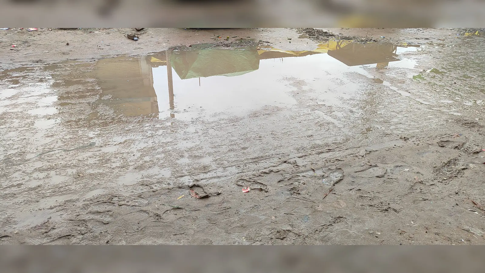 फोटो कैप्शन:- नगर पंचायत चेनारी स्थित डाक बंगला मार्केट के समीप सड़क पर जलजमाव,व किचड़ | Prabhat Khabar Network फोटो कैप्शन:- नगर पंचायत चेनारी स्थित डाक बंगला मार्केट के समीप सड़क पर जलजमाव,व किचड़ | Prabhat Khabar Network