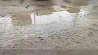 चेनारी में हल्की बारिश ने खोली नगर पंचायत की पोल, नालियों की सफाई नहीं होने से सड़कों पर जलजमाव और कीचड़