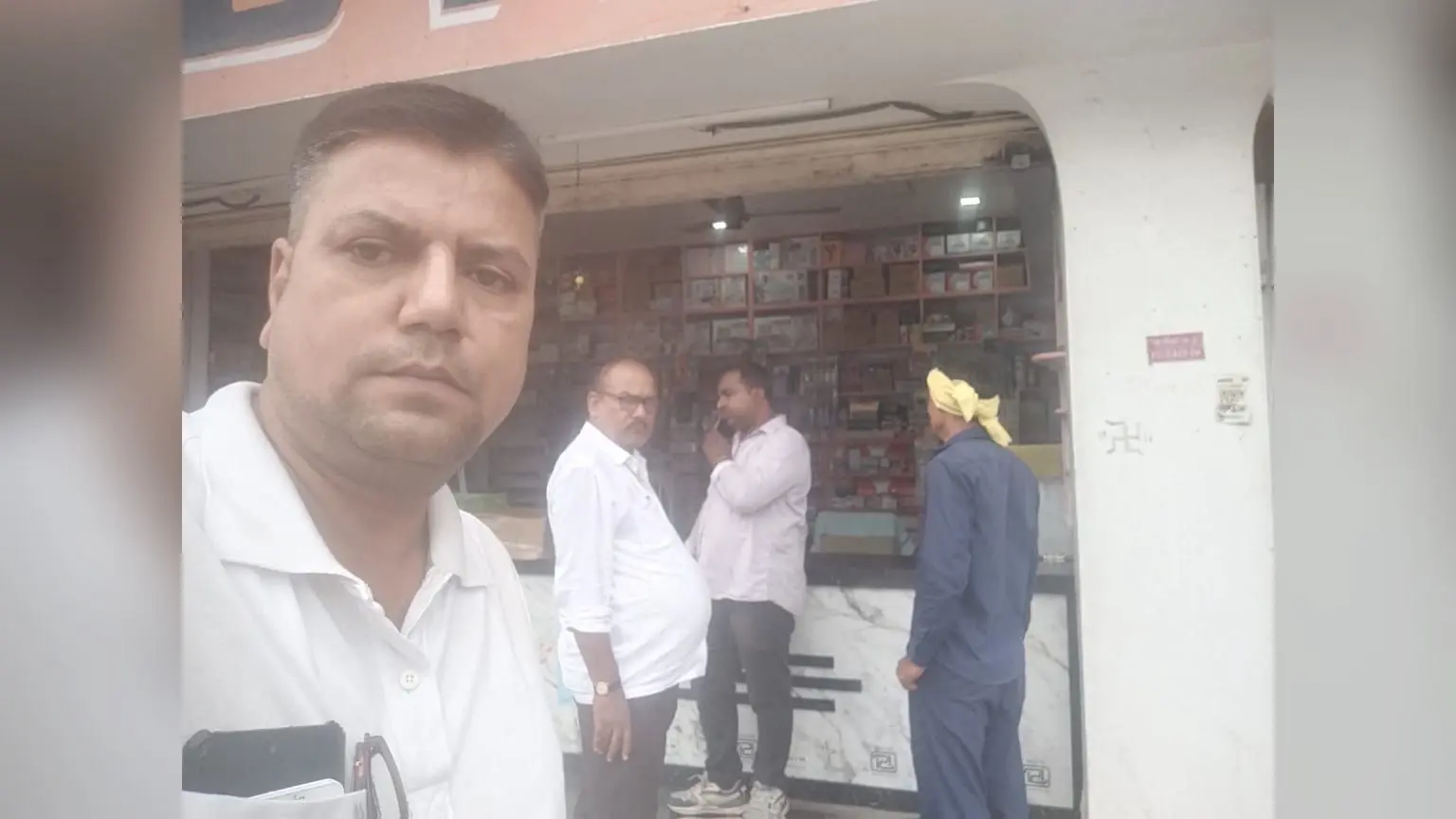 बकायेदार बिजली उपभोक्ताओं का जांच करती टीम | Prabhat Khabar Network बकायेदार बिजली उपभोक्ताओं का जांच करती टीम | Prabhat Khabar Network