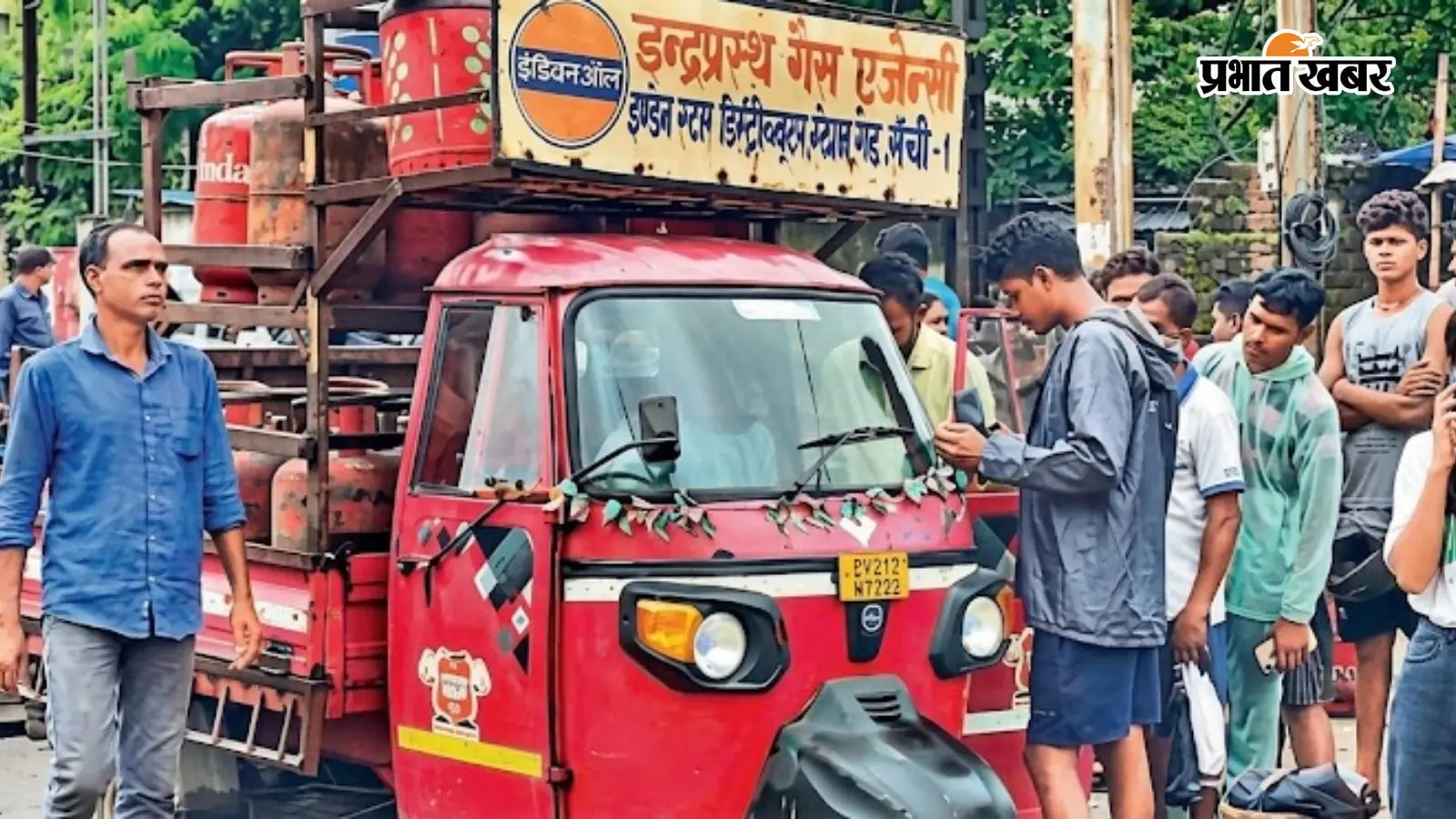 सिरमटोली में बाटें जा रहे सिलेंडर सिरमटोली में बाटें जा रहे सिलेंडर